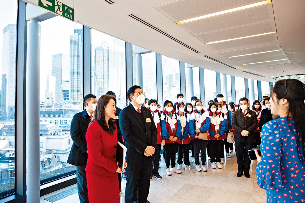 ▲由馬清揚主席(前排左二)率領東華三院學生大使參觀中國銀行倫敦分行,向倫敦全球金融研修院院長楊青女士(前排左一)了解該行如何促進中英兩國的經濟往來。