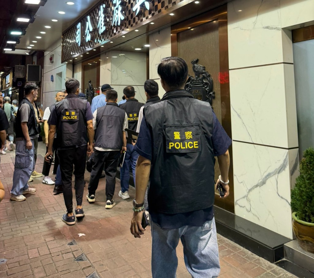 旺角警區行動部、反三合會行動組及雜項調查隊，周五（8日）在區內展開代號「靜域」（SILENTZONE）的反罪惡行動。警方圖片