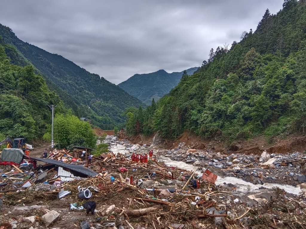 廣西桂林市龍勝各族自治縣泗水鄉三舍村突發山洪災害,救援人員在現場展開救援。 中新社 廣西桂林市龍勝各族自治縣泗水鄉三舍村突發山洪災害,救援人員在現場展開救援。 中新社