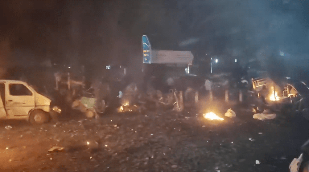 現場多輛汽車被波及焚毀。