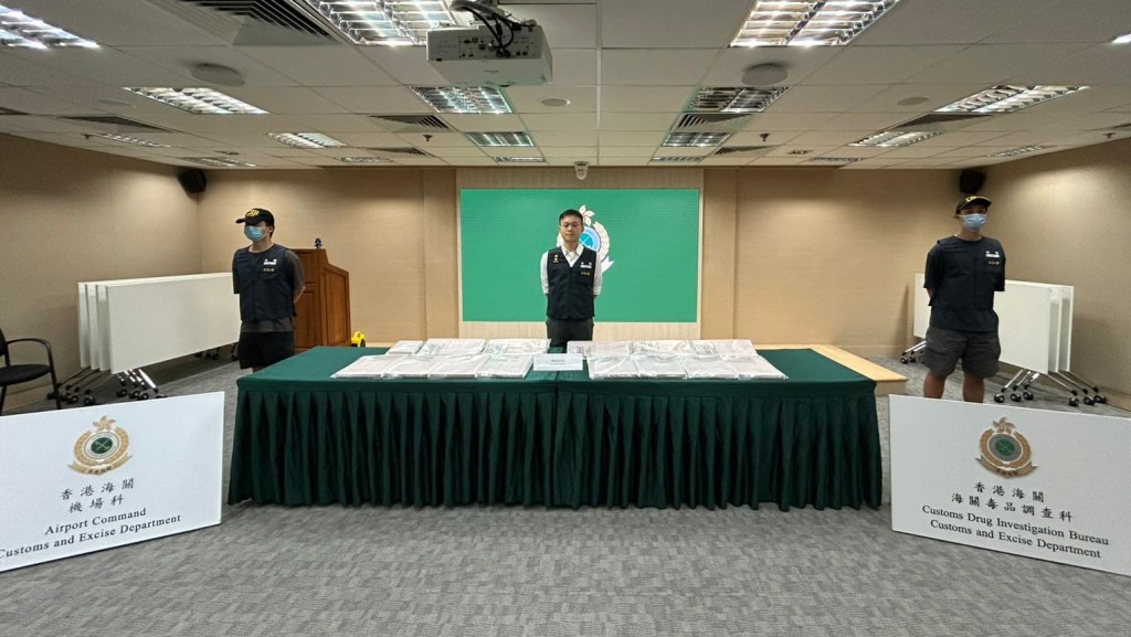 越南空運乾貨藏1700萬元「雙獅地球標」海洛英磚 海關監控遞送拘兩男。曾志恆攝