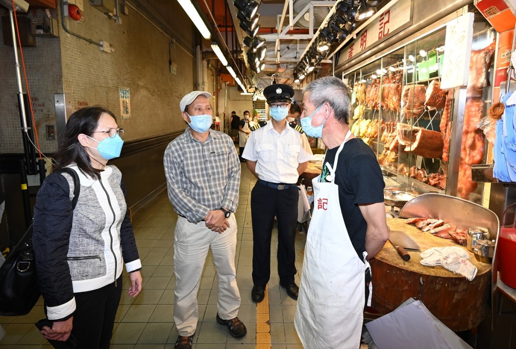 食環署官員視察街市。政府新聞處圖片