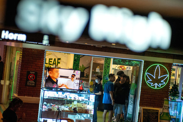 外國遊客正在曼谷一間大麻店內選購。路透社