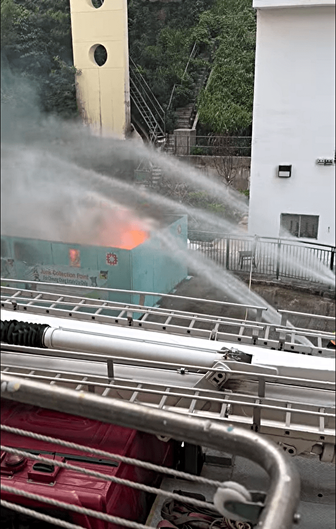長青邨垃圾站起火。網圖