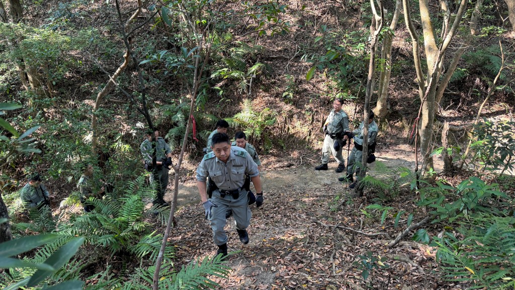 将军澳警区野外巡逻队昨日（12日）在尖风山以西山坡巡逻，打击乡郊爆窃。警方图片