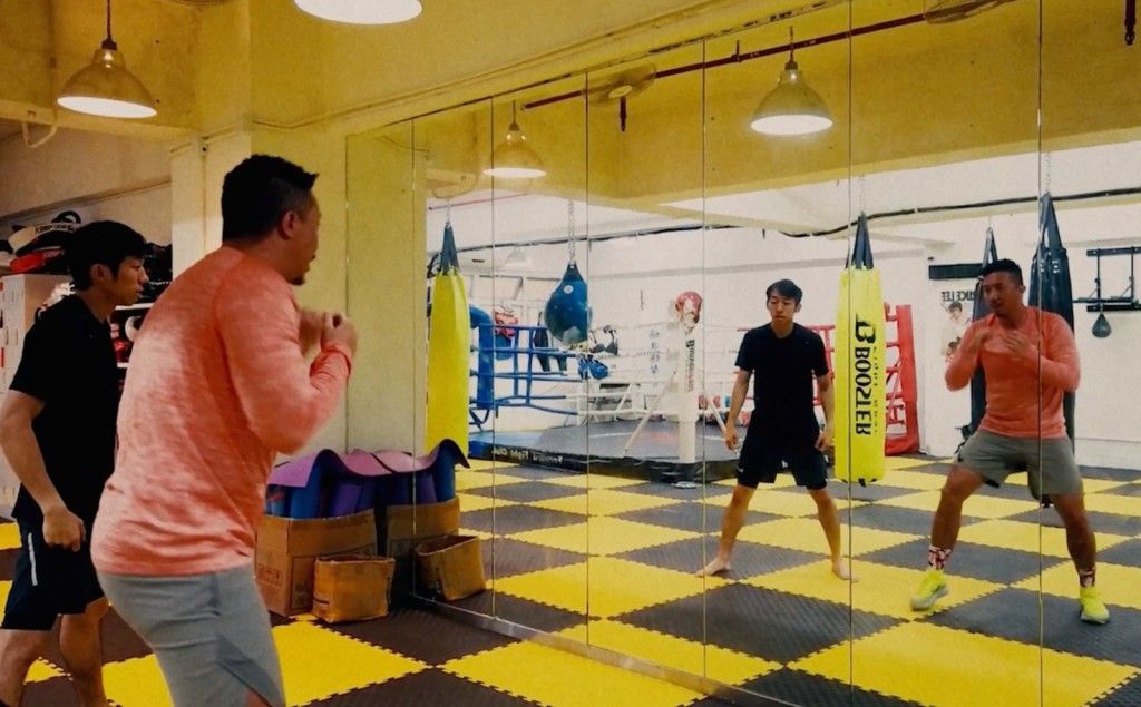 張繼聰聰跟「神奇小子」曹星如（黑衫）上堂打Shadow。