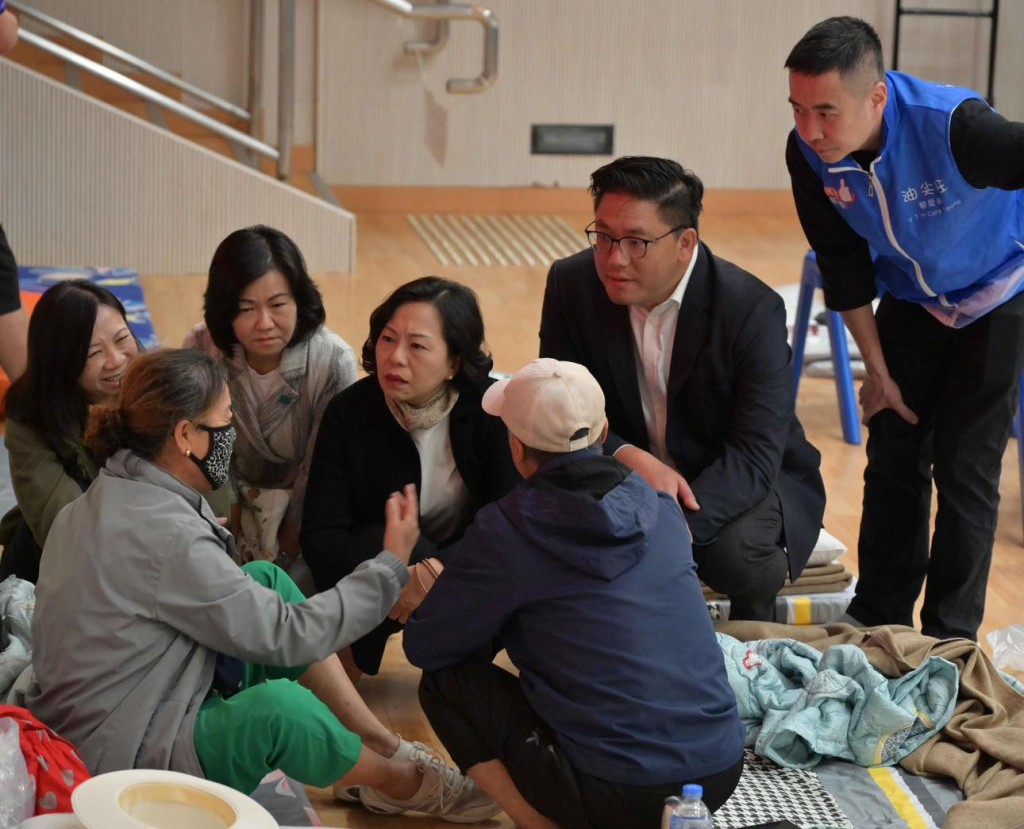 麦美娟与梁宏正探望伤者、受影响旅客和居民。麦美娟fb