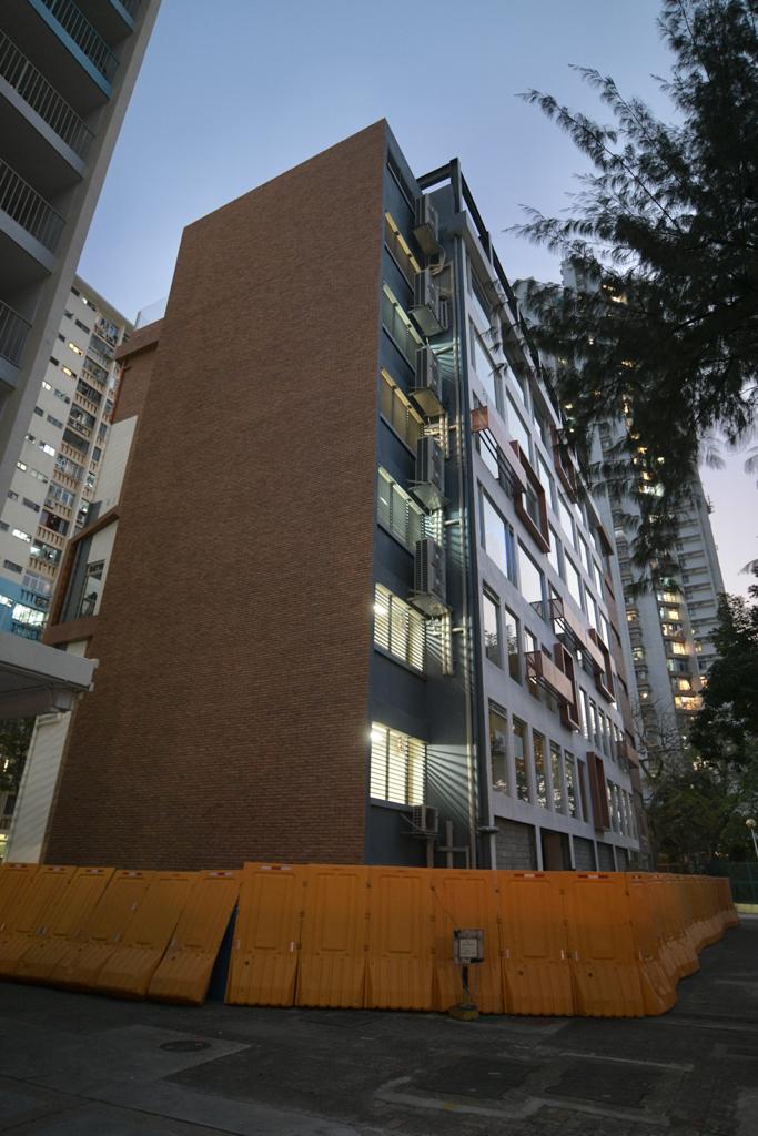 鴨脷洲的港灣學校出現小型爆發,2名任教資訊科技的教師確診,另外1名美術教師亦初步確診。