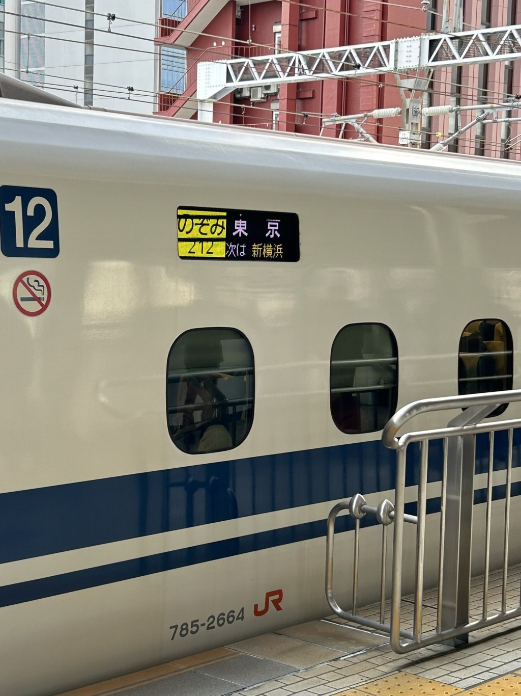 日本JR静冈站有僧人跳落路轨找手机，导致新干线部份列车受阻。示意图