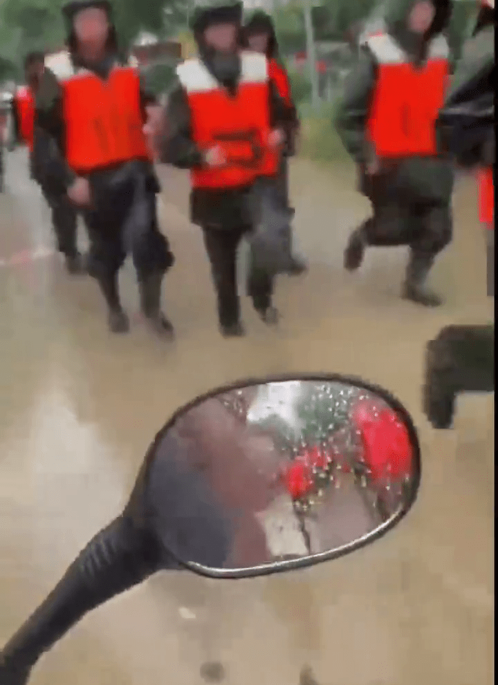 貴州榕江預計出現253米洪峰水位,配合全城警報,民眾有序撤離。 貴州榕江預計出現253米洪峰水位,配合全城警報,民眾有序撤離。