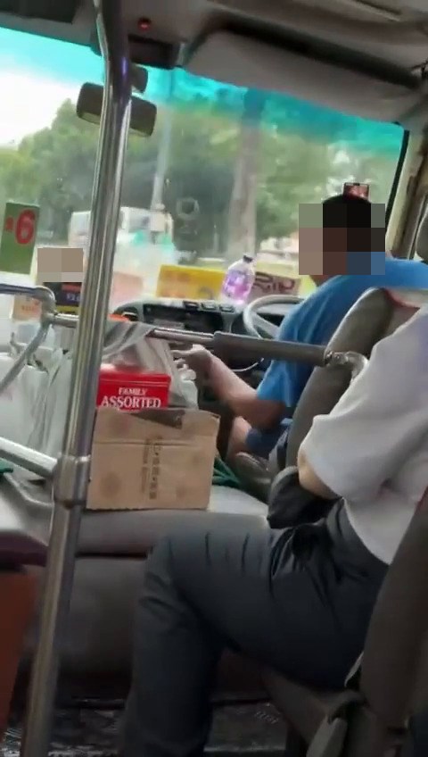 有小巴司機在駕駛期間瘋狂聞歌起舞,忘我的表現讓網民愕然,有人為動作有點似耍詠春,笑稱這是功夫小巴。fb「車cam L(香港群組)」截圖 有小巴司機在駕駛期間瘋狂聞歌起舞,忘我的表現讓網民愕然,有人為動作有點似耍詠春,笑稱這是功夫小巴。fb「車cam L(香港群組)」截圖