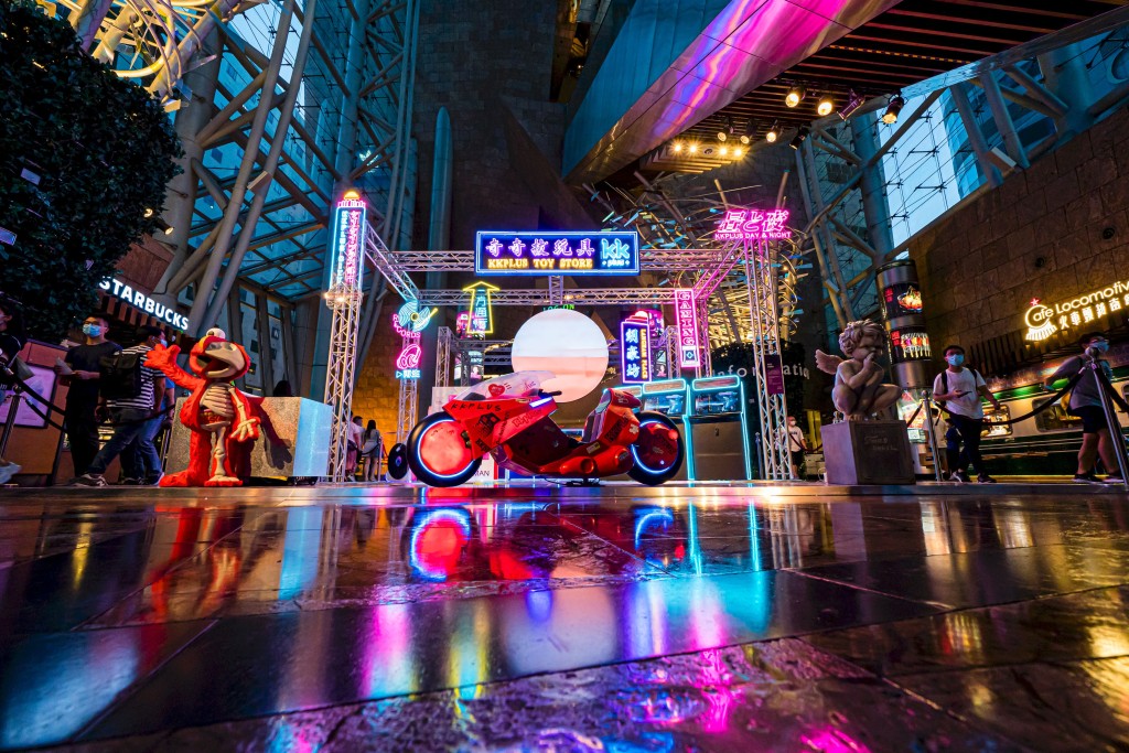  朗豪坊于即日至8月29日举行kkplus in Vaporwave潮流玩具展览。