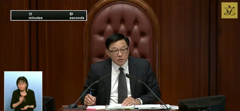 何君堯在今日在大會討論議員議案時，第一次坐上主席位。立法會youtube擷圖