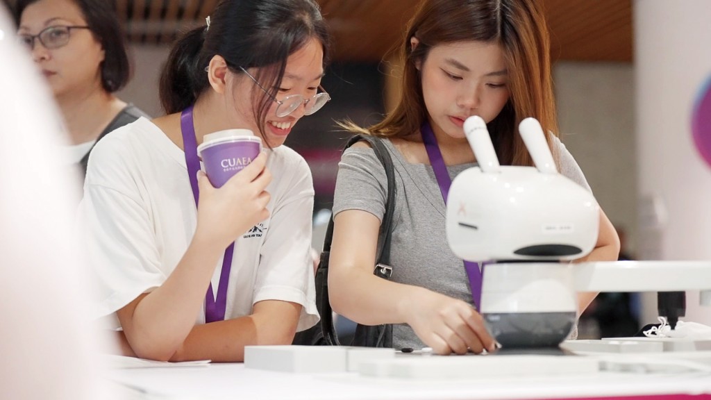陳德章教授指,中大期望透過LEAP啟發學生,培育兼具科研實力與創業精神的生力軍。 陳德章教授指,中大期望透過LEAP啟發學生,培育兼具科研實力與創業精神的生力軍。