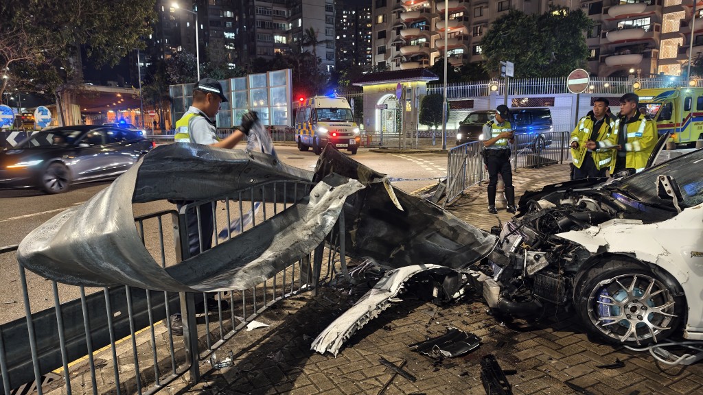 5米防撞欄被撞毀。黃文威攝