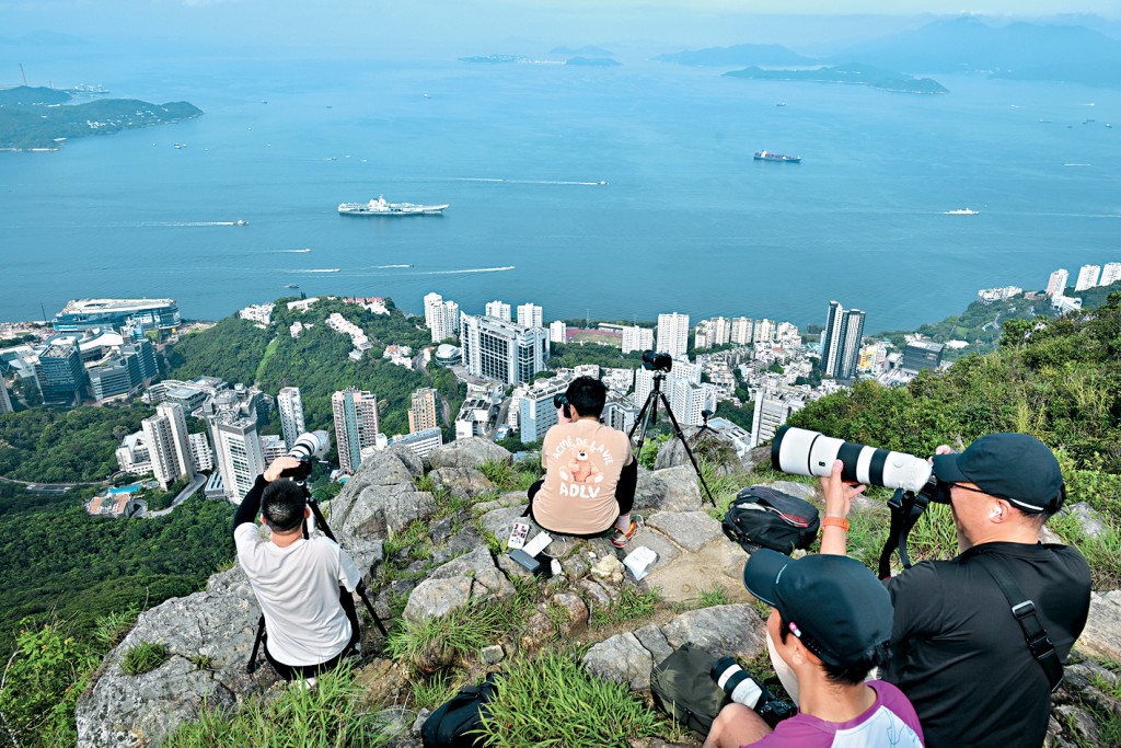 為拍到山東艦編隊的身姿,不少市民清晨已登山尋找「制高點」拍攝。