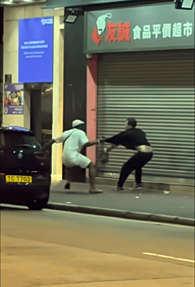 兩名男子在長沙灣街頭拉扯。fb：車cam L（香港群組）