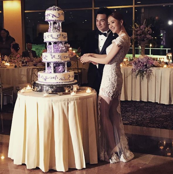 開心切結婚蛋糕。