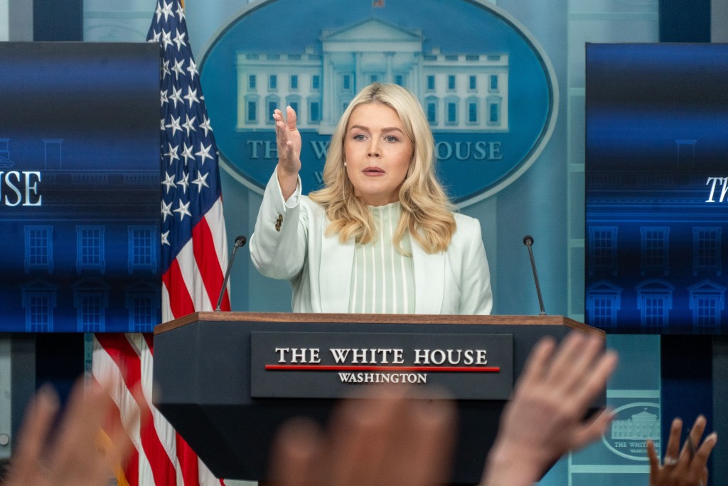 白宮發言人萊維特（Karoline Leavitt）於周三（25日）表示，伊朗必須承認已在軍事上被擊敗的現實，否則總統特朗普已做好準備，對伊朗實施「比以往任何時候都更加沉重」的打擊。新華社