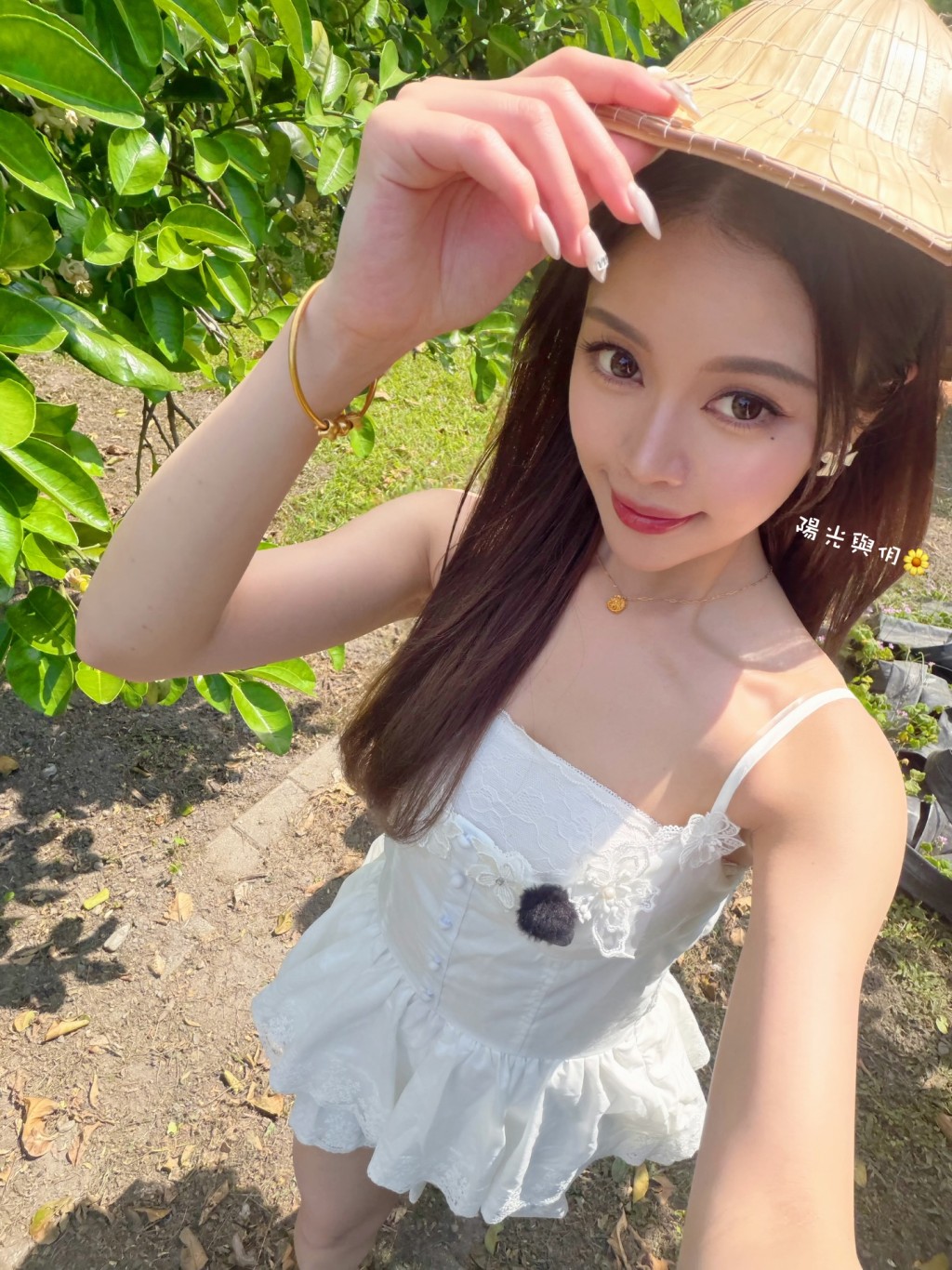 黃瀅仴穿上白色吊帶裙,展現清新田園風格。 黃瀅仴穿上白色吊帶裙,展現清新田園風格。