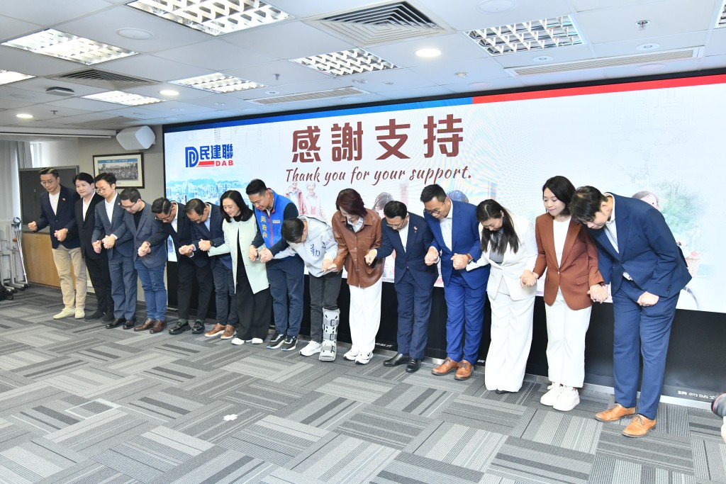 陳克勤最後與所有出席活動的當選人鞠躬感謝選民的支持。 陳克勤最後與所有出席活動的當選人鞠躬感謝選民的支持。