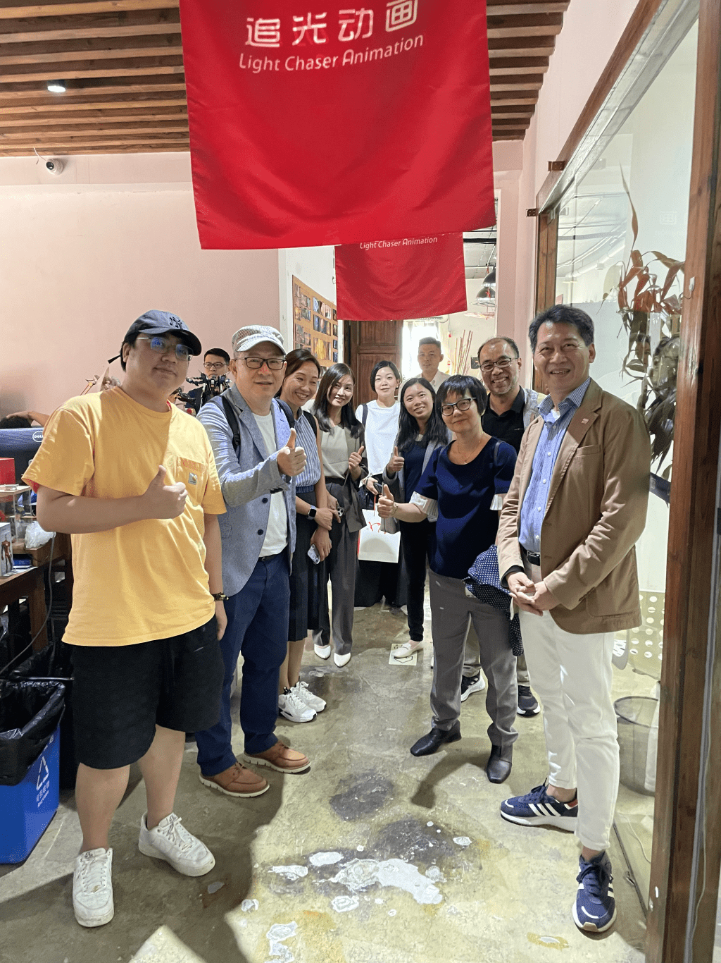 港台一行到訪追光動畫跟聯合創始人于洲交流，遇見加入追光逾十年的香港年輕動畫師陳健喜 (左一）。港台提供