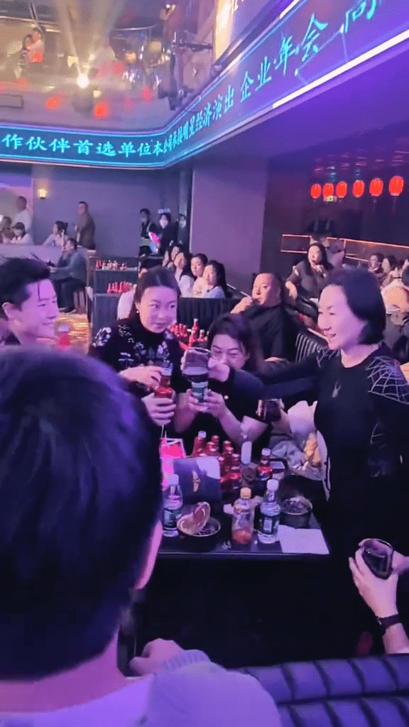何超琼早前去哈尔滨，在夜店与网红碰杯成为热话，当时曾昭怡也在旁边！