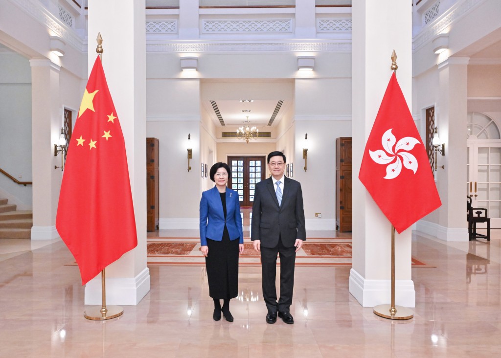 李家超與孫梅君會面。 李家超與孫梅君會面。
