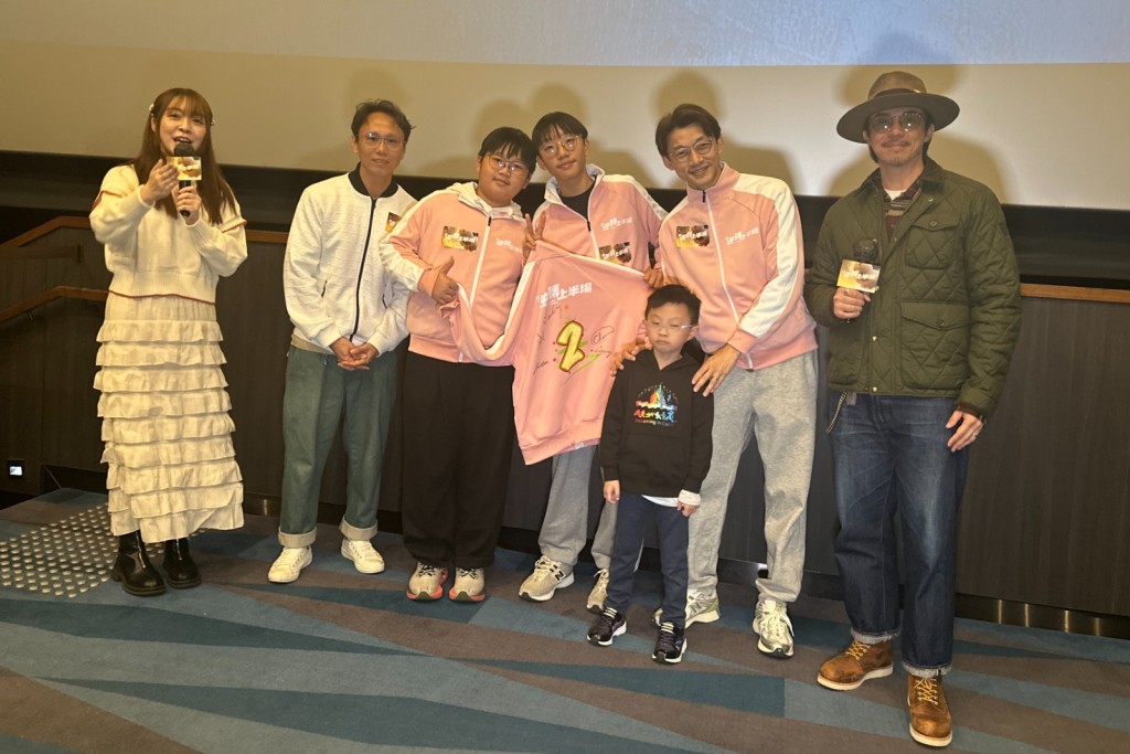 團隊送上親筆簽名電影球衣外套予觀眾。