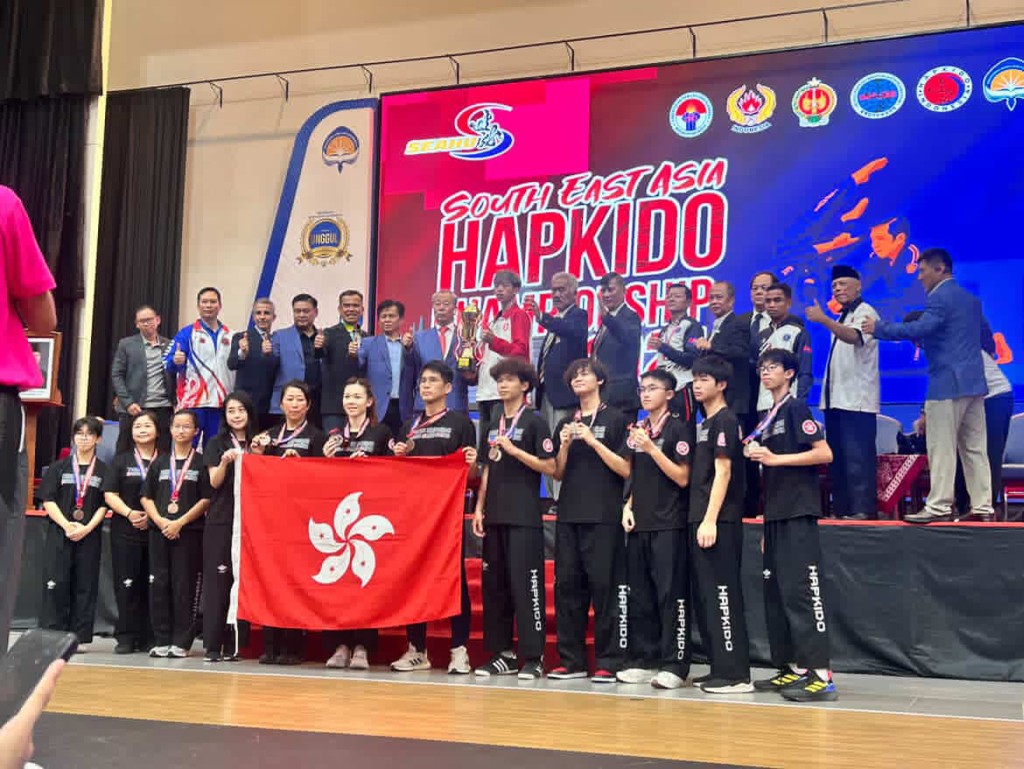 合氣道東南亞錦標賽 港隊成員凱旋而歸 勇奪2金7銀8銅及最佳隊伍。香港合氣道總會圖片 合氣道東南亞錦標賽 港隊成員凱旋而歸 勇奪2金7銀8銅及最佳隊伍。香港合氣道總會圖片