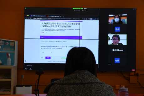学生一边跟着教学影片做实验，一边在Google表单回答问题。