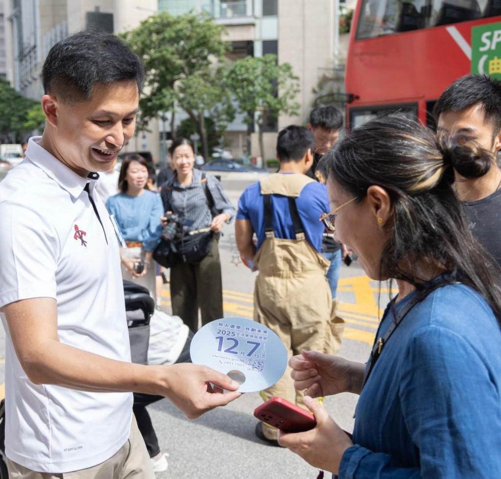 消防處處長楊恩健等人走進社區派發宣傳單張。 消防處處長楊恩健等人走進社區派發宣傳單張。