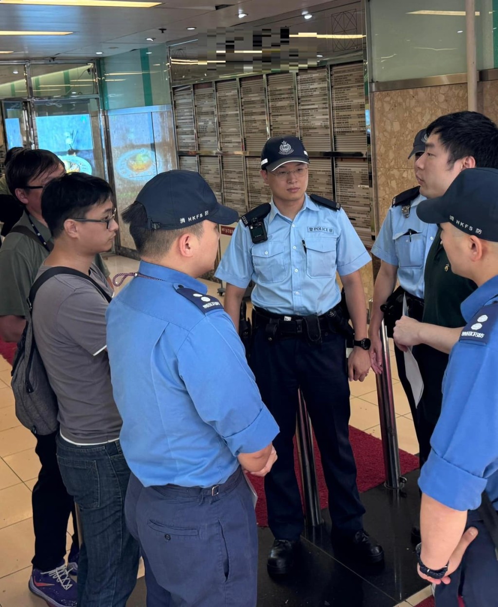 觀塘警區人員聯同消防處及地政總署行動。