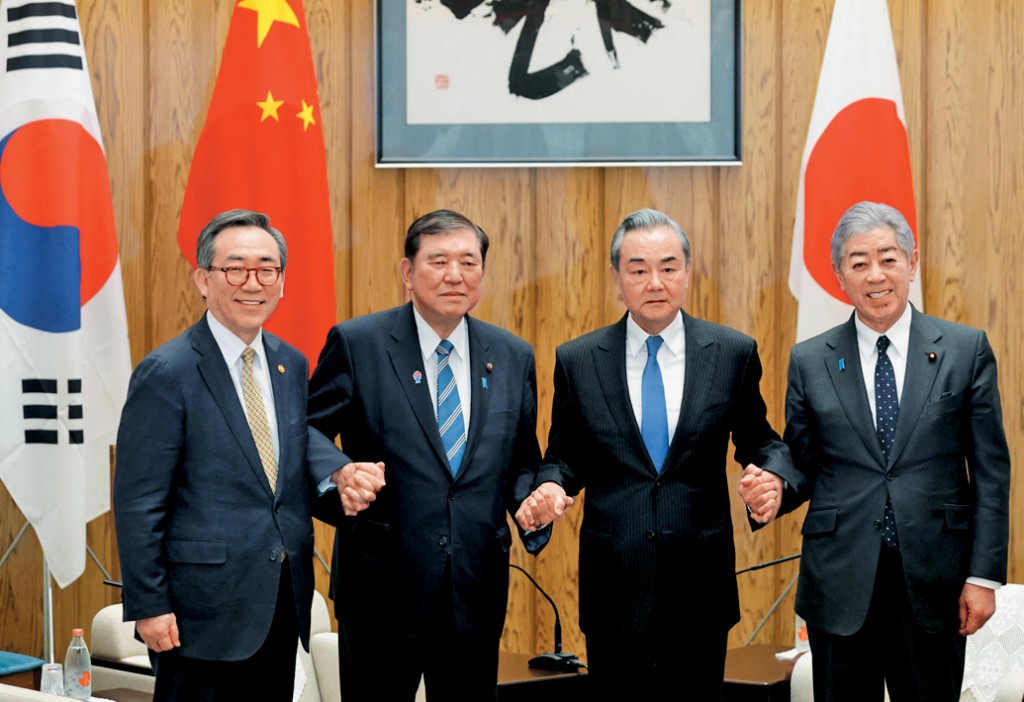 韓國外長趙兌烈（左一）、日本首相石破茂（左二）、中國外長王毅（左三）在東京合影。