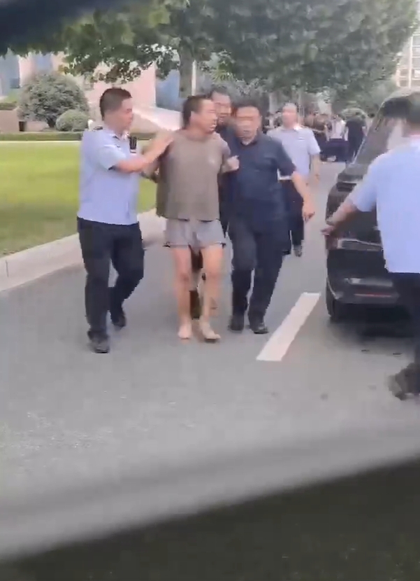 夏付鋼被捕。