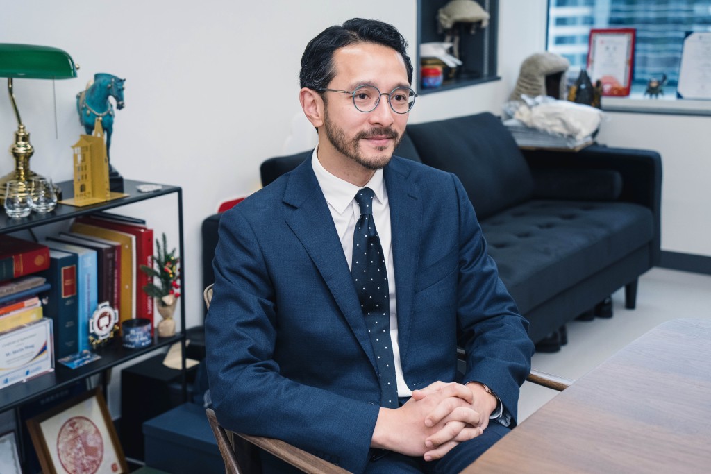 王永愷資深大律師出身醫生世家,笑言「細個成績差就入咗第二志願法律系」。 王永愷資深大律師出身醫生世家,笑言「細個成績差就入咗第二志願法律系」。