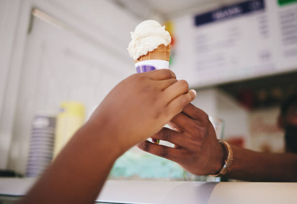 意大利“商业联合会”米兰分会主席巴比耶里甚至批评禁令有违常识，原来一般意大利家庭习惯在夏天晚餐后出门散步，买个冰淇淋吃已成小确幸节目。