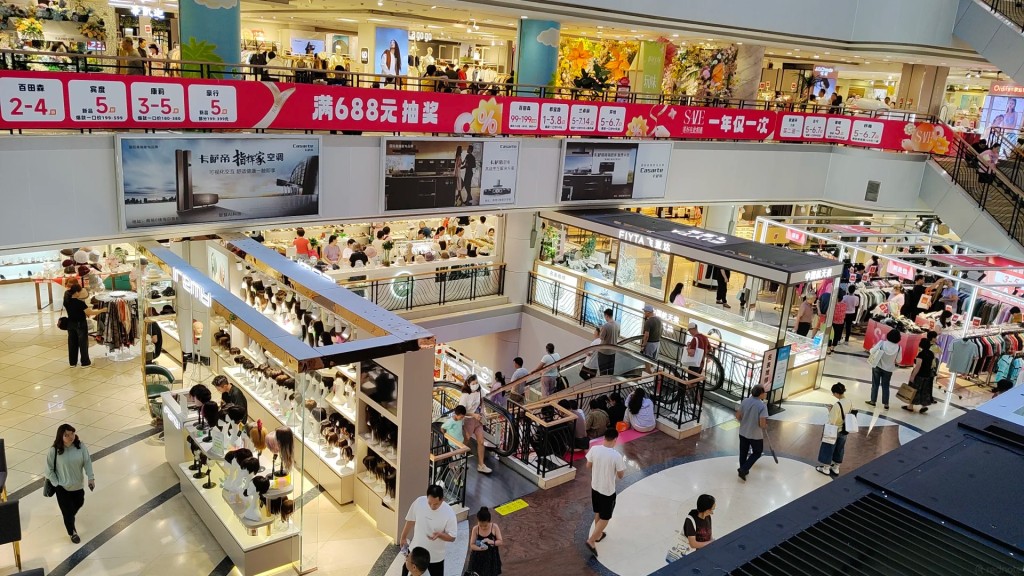 屹立深圳罗湖东门26年的天虹商场，将在7日晚“熄灯”退场。小红书＠幸运草