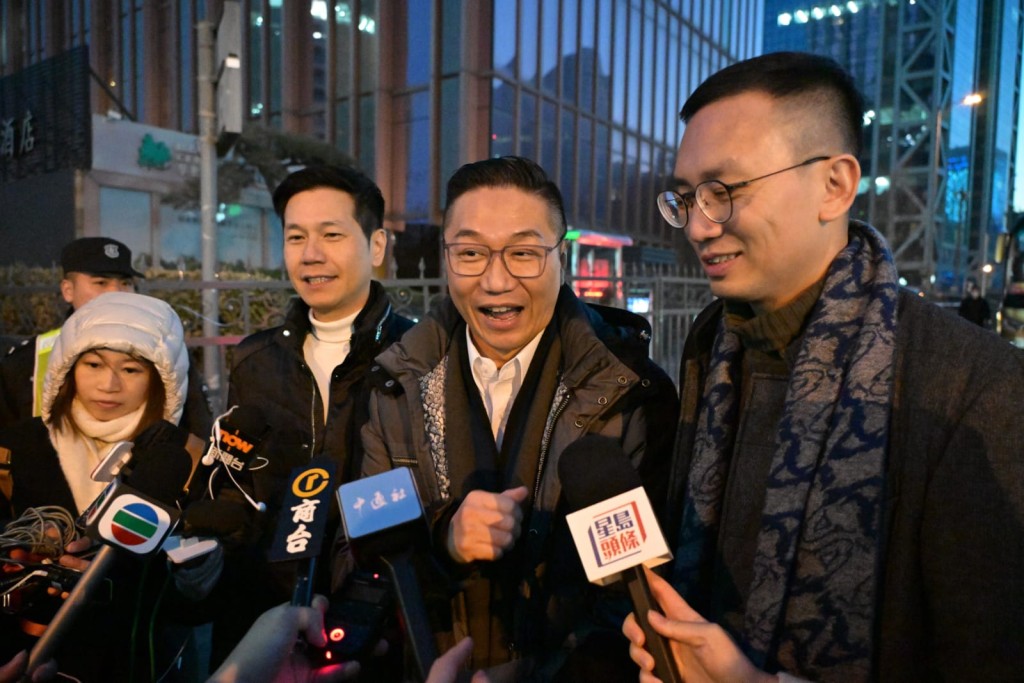 港区人大代表、政协委员周日陆续到达北京。（苏正谦摄）