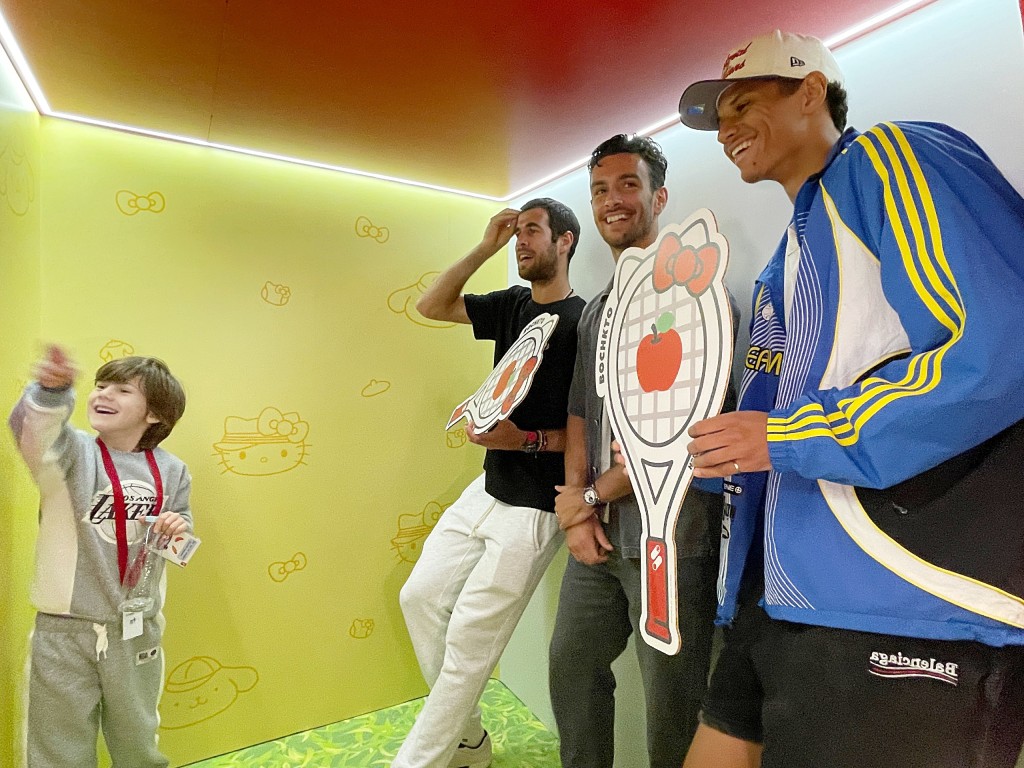 3個大男生在拍照館合照，卡真洛夫的兒子也不禁笑他們。攝影：徐嘉華