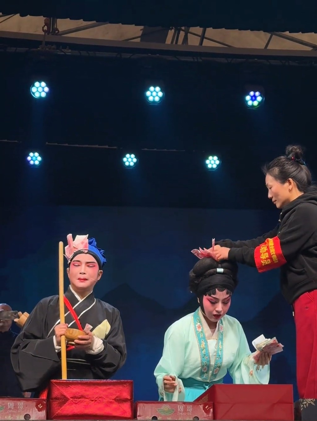 有觀眾向演員打賞現金。抖音@山海/愛了新疆 有觀眾向演員打賞現金。抖音@山海/愛了新疆