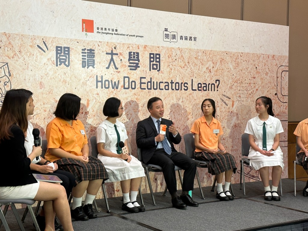 港大校长张翔（左四）出席青协书室活动《阅读大学问》。陈子悠摄