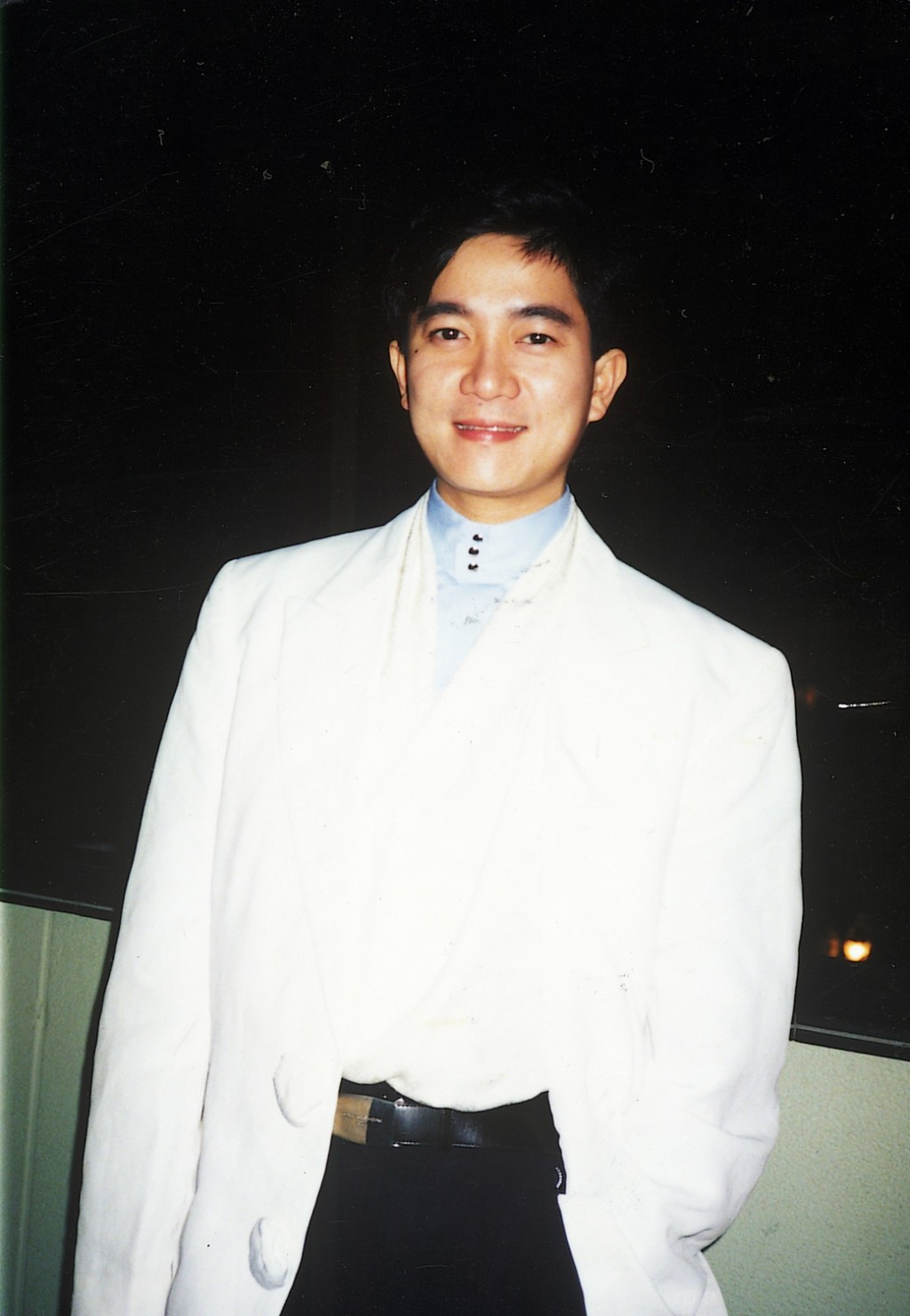 陈百强是80年代巨星，他于1993年不幸离世。