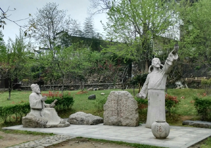 安徽宣城涇縣桃花潭景區內李白和汪倫的雕像。