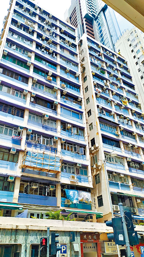 建隆樓鄰近港鐵堅尼地城站，交通便利。