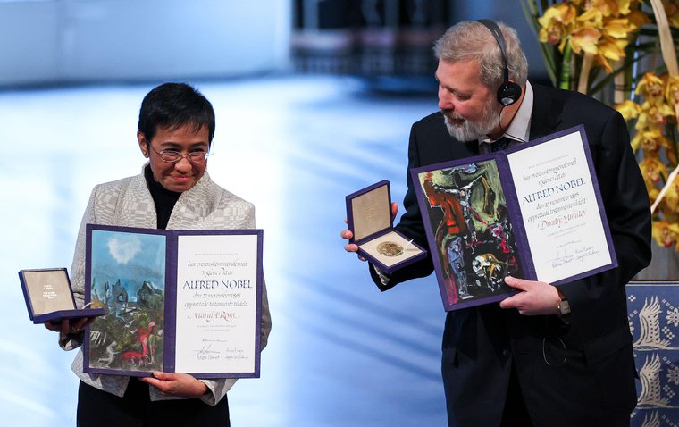 穆拉托夫和菲律宾记者雷萨（左）2021年一同获颁诺贝尔和平奖。网上图片
