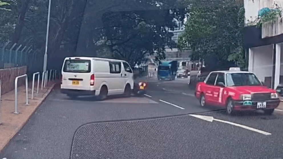 電單車收掣閃避不及,登時撞向客貨車。 電單車收掣閃避不及,登時撞向客貨車。