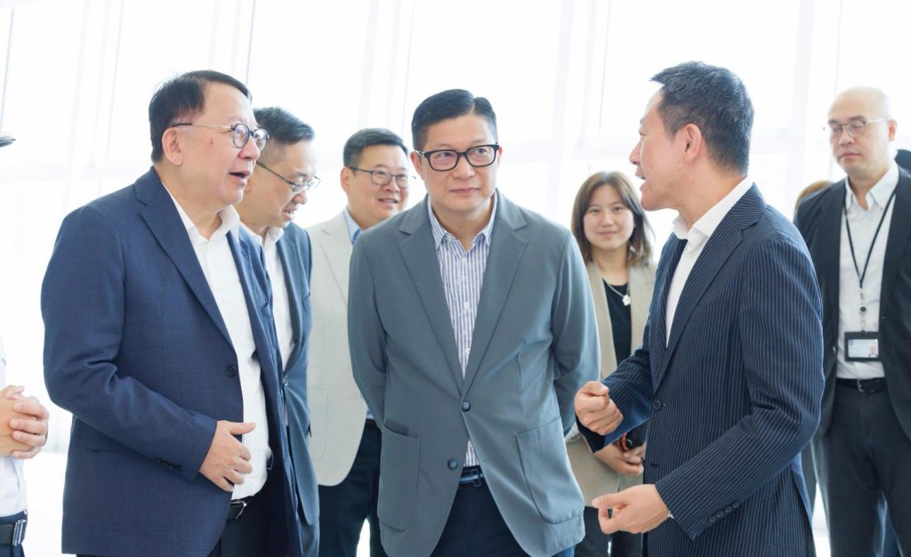 政務司司長陳國基及保安局局長鄧炳強今日到香園圍管制站視察。香港海關FB圖片