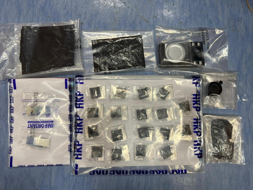 警方檢獲少量毒品及包裝工具。警方圖片