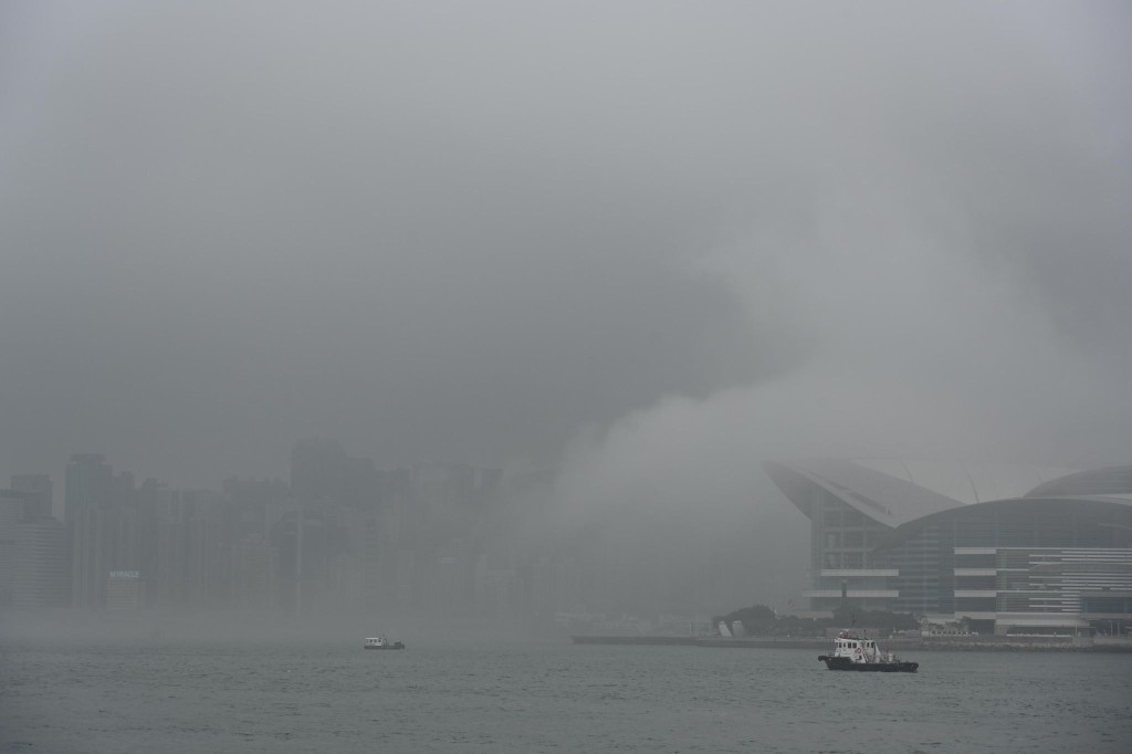 大霧籠罩維港兩岸。